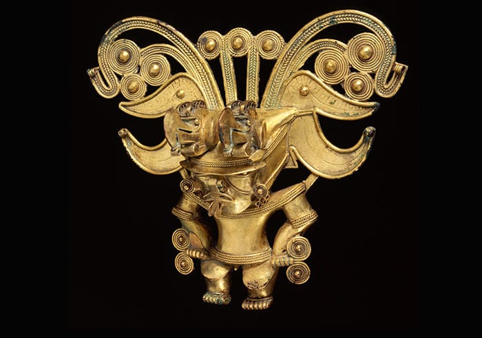 Pectoral en forma de hombre murciélago. Periodo Tairona, 900 a 1600 d. C., 12,6 x 14,7 cm. Foto: Clark Manuel Rodríguez.
