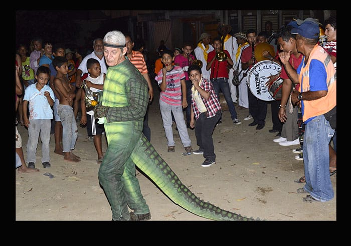 Édgar Romano Moisés representando al hombre caimán en el festival de Plato, Magdalena. Foto: Clark Manuel Rodríguez.
