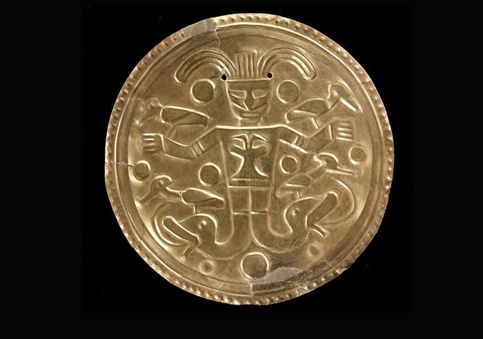 Pectoral repujado del periodo Nahuange, 200 a 900 d. C. Foto: Clark Manuel Rodríguez.
