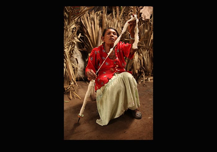 Mujer ette hilando algodón. Foto: Juan Camilo Niño.