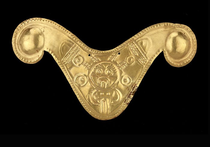 Pectoral repujado, del periodo Nahuange, 200 a 900 d. C., 8,4 x 15,4 cm. Foto: Clark Manuel Rodríguez.